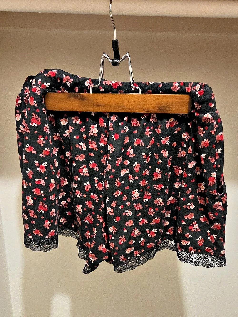 la Vie en Rose Super Soft Lace Trim Pajama Shorts Black & Red